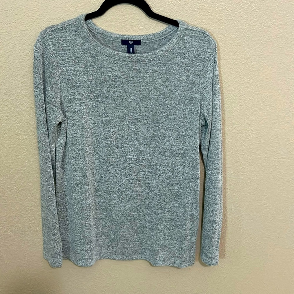 Gap women’s gray shirt in a medium.